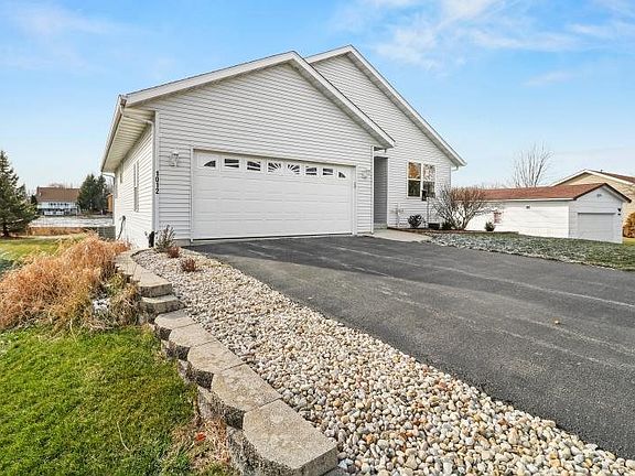 2nd image of 1012 Candlewick Dr NE