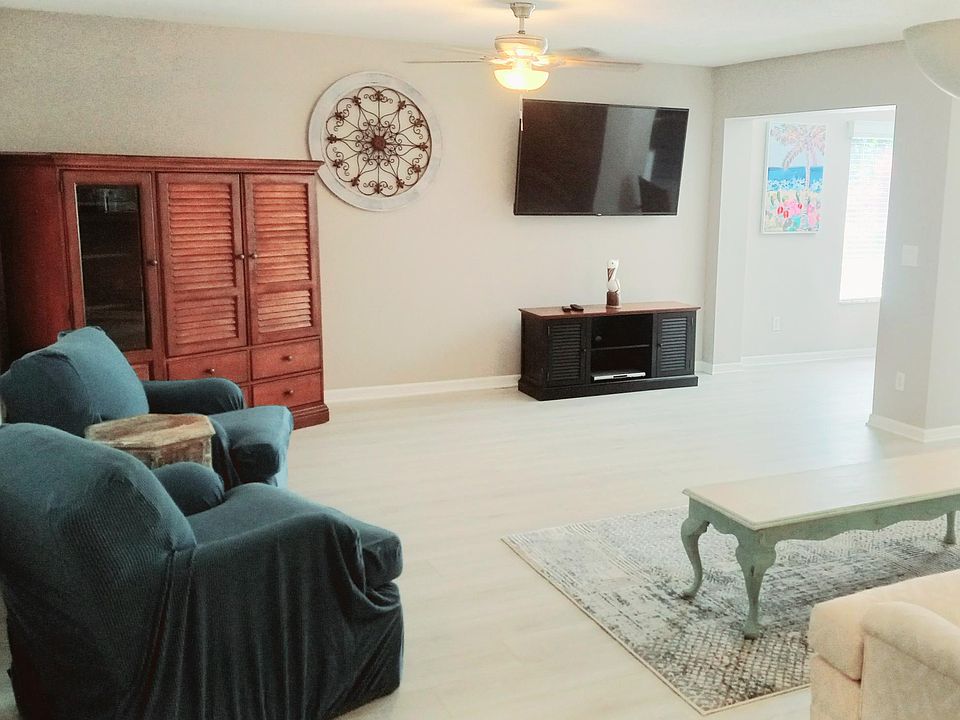 X-large living area with 60" LED TV