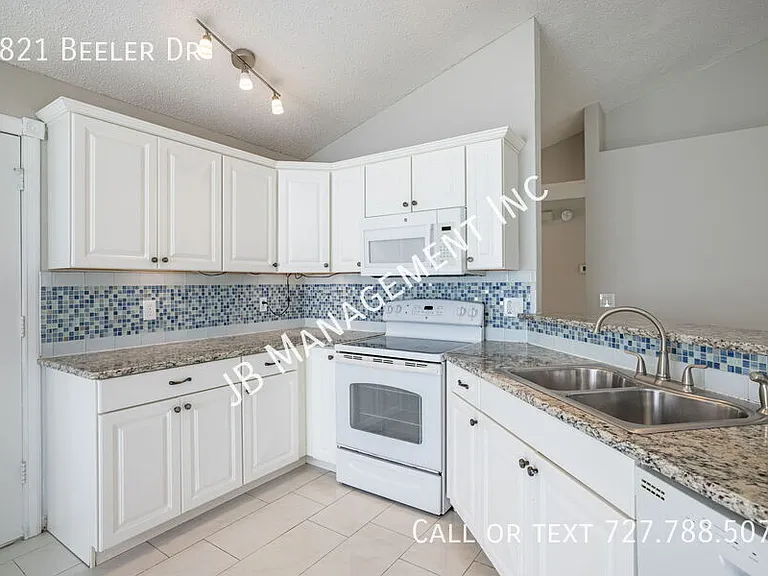 8821 Beeler Dr — Photo 11