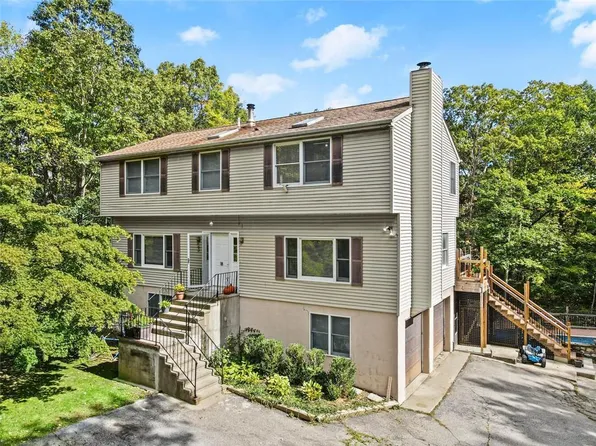 18 Maple Road, Lake Peekskill, NY 10537