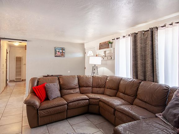 4th image of 3408 Palomas Dr NE