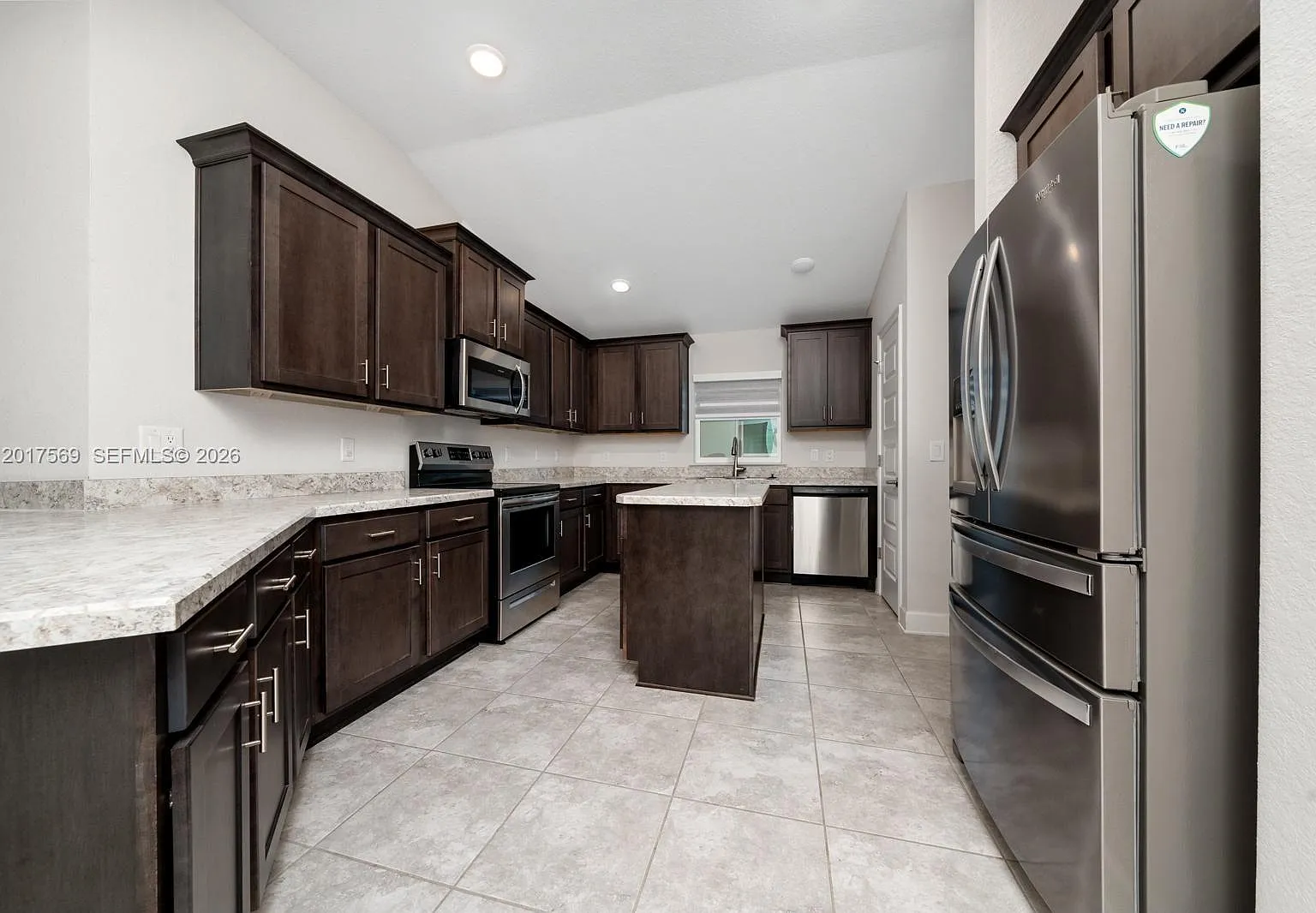 4 bed, 3.0 bath, $2,500 — Photo 2