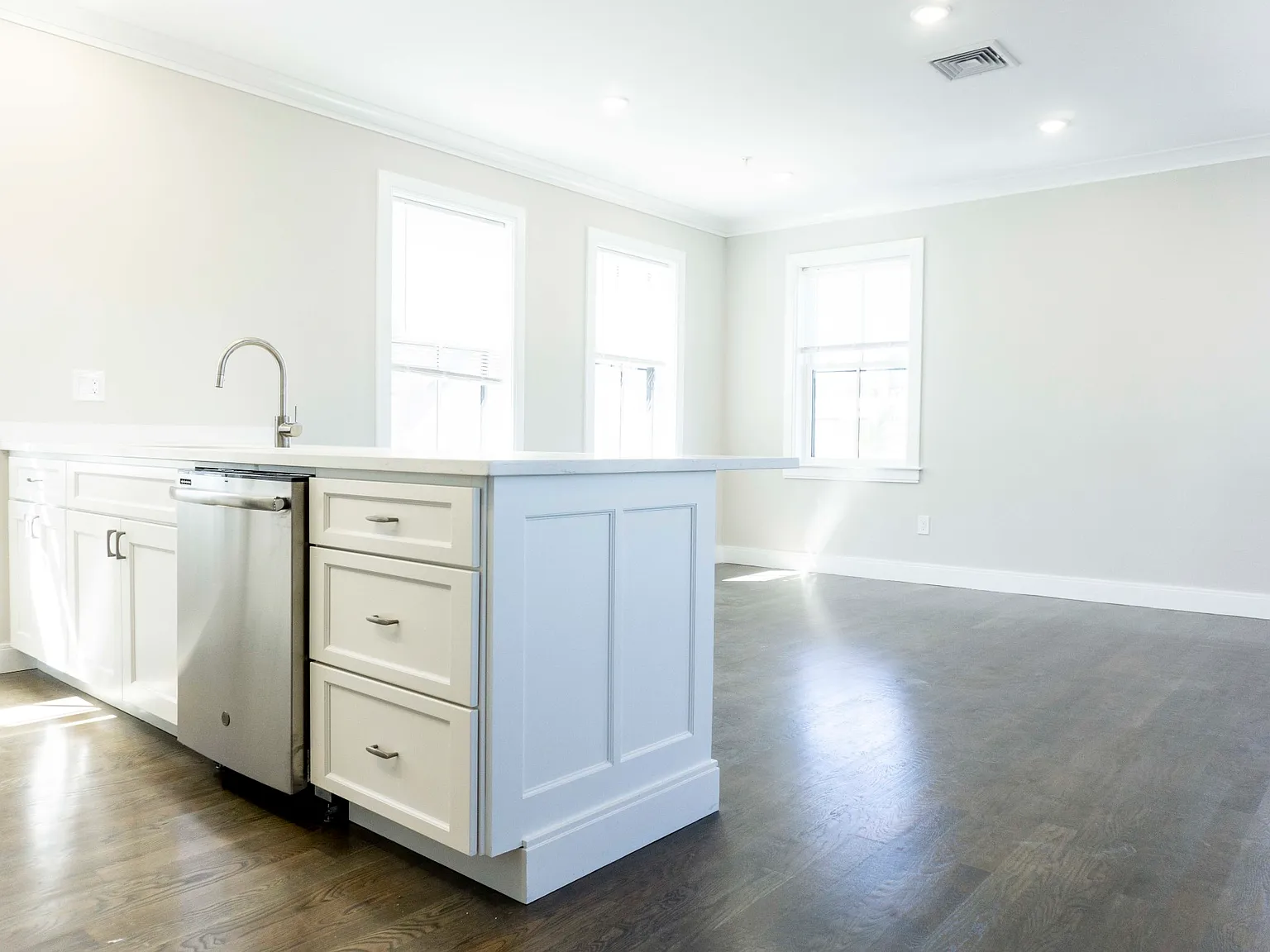 3 bed, 2.5 bath, 1500 sqft, $5,650 — Photo 3