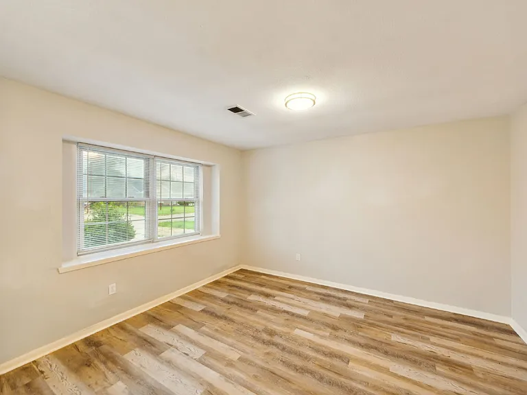 700 Meadowglen Dr — Photo 21