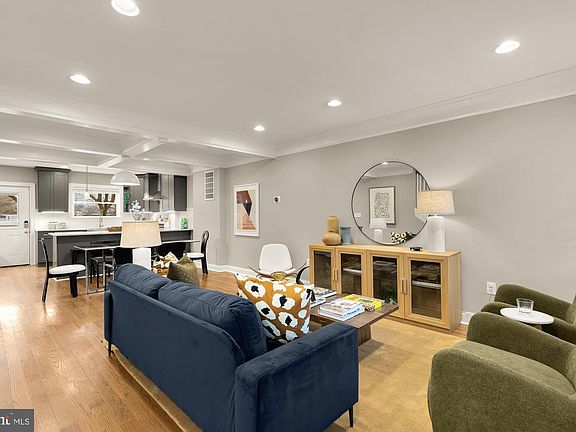 5th image of 2907 7th St NE