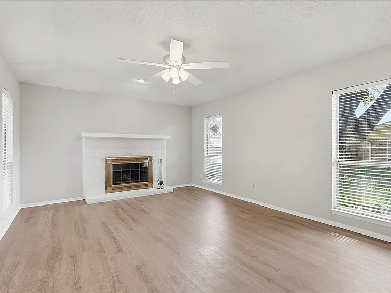 826 Shady Glen Ln — Photo 1