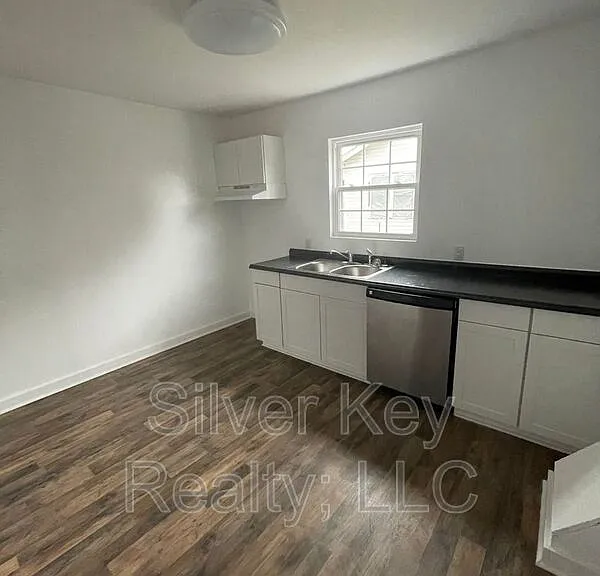 920 E Madison Ave — Photo 7