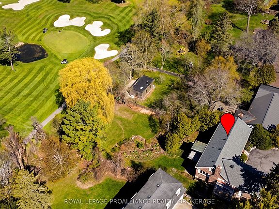5th image of 209 Fairway Hill Cres