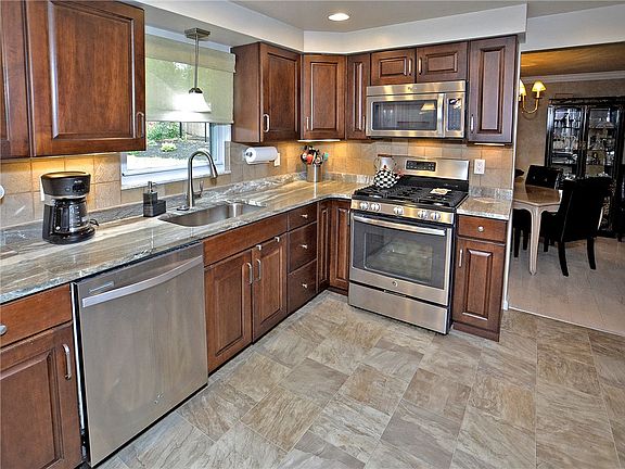 3rd image of 109 Westminster Dr