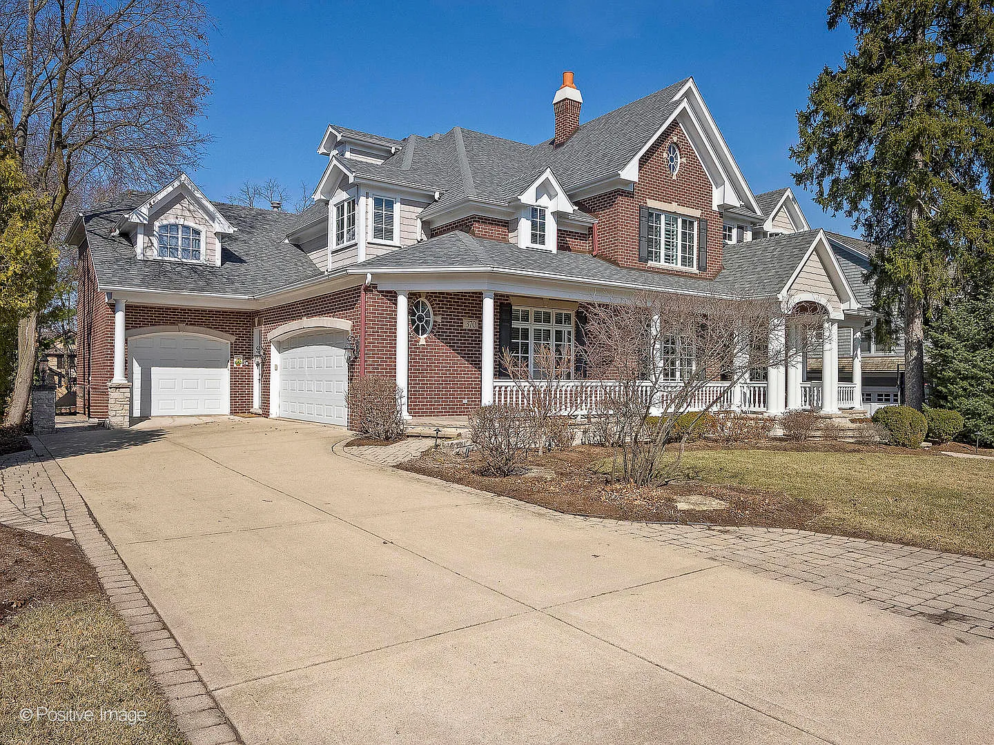 370 Oak St photo 1