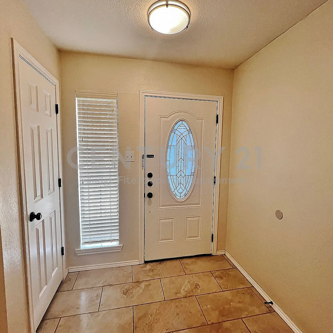 Charming 3/2/2 in Arlington ISD For Rent! — Photo 3