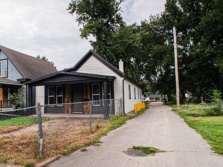 112 Topping Ave — Photo 2