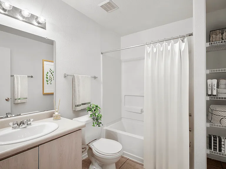 San Fernando Apartments — Photo 9