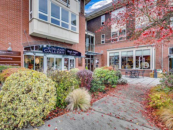 Stunning architecture and design convenience to downtown