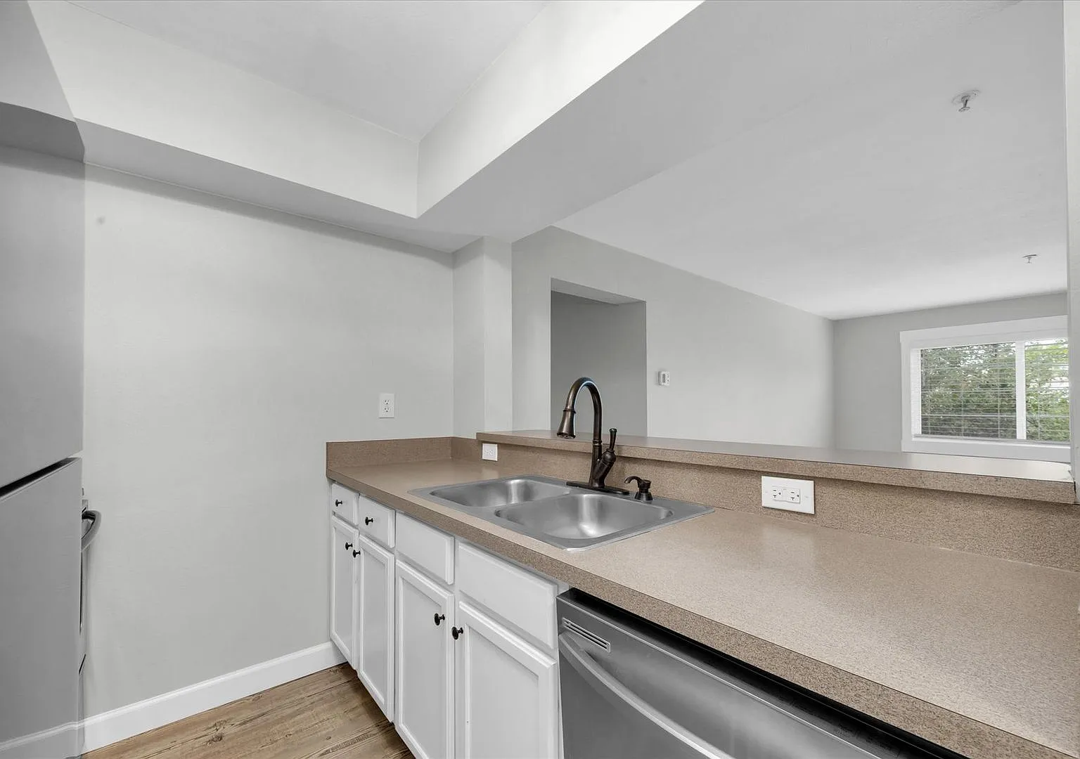 Hyde Park Towers Condo Located Near Bayshore — Photo 3