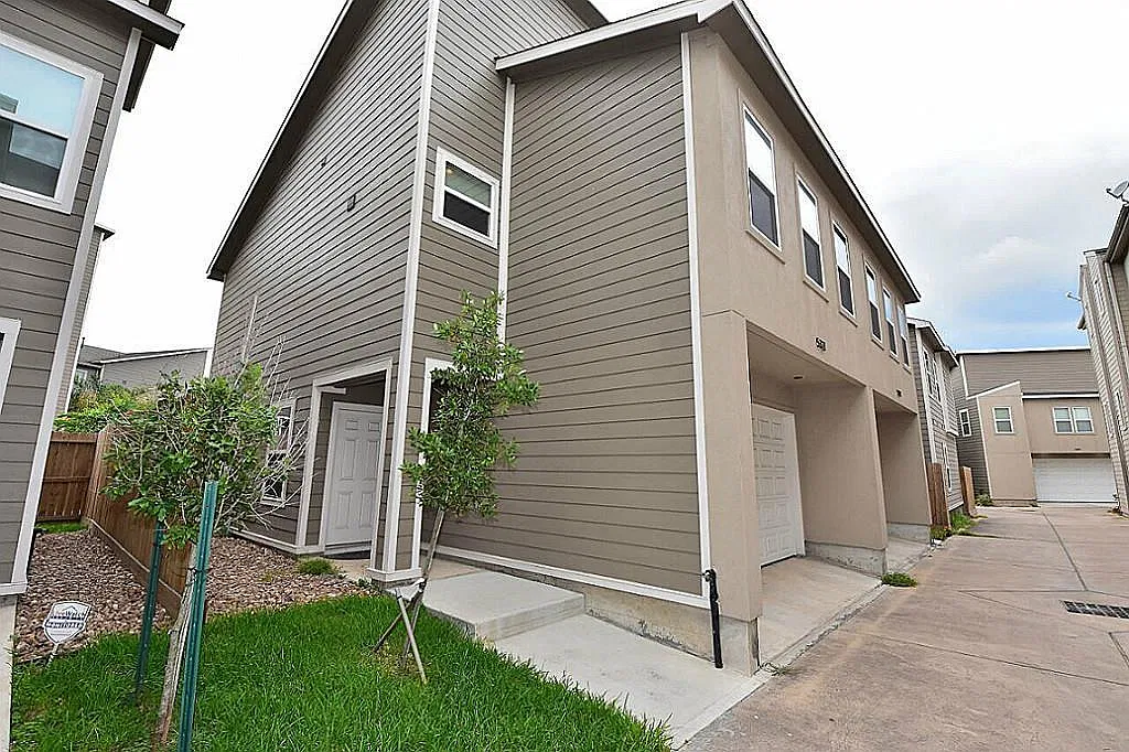 2 bed, 2.5 bath, 1325 sqft, $2,000 — Photo 1