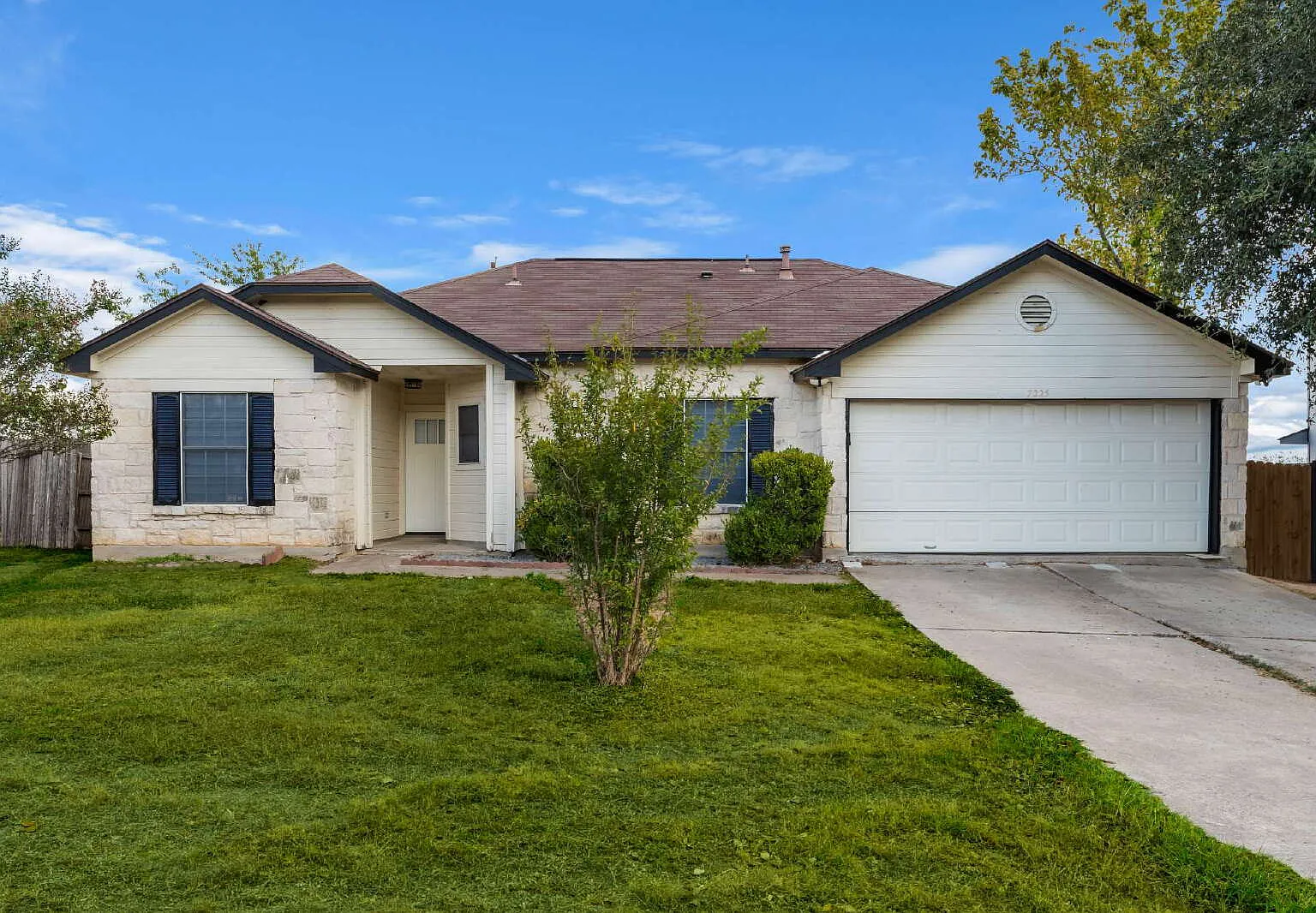 3 bed, 2.0 bath, 1236 sqft, $2,000 — Photo 2