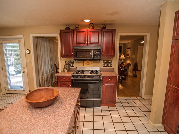 4th image of 55 Woodland Park Dr