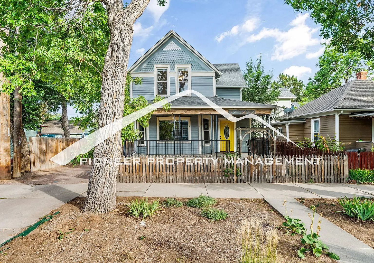 Charming 3BR Victorian Near Old Colorado City with 3 bedroom/ 1.5 bathroom — Photo 1