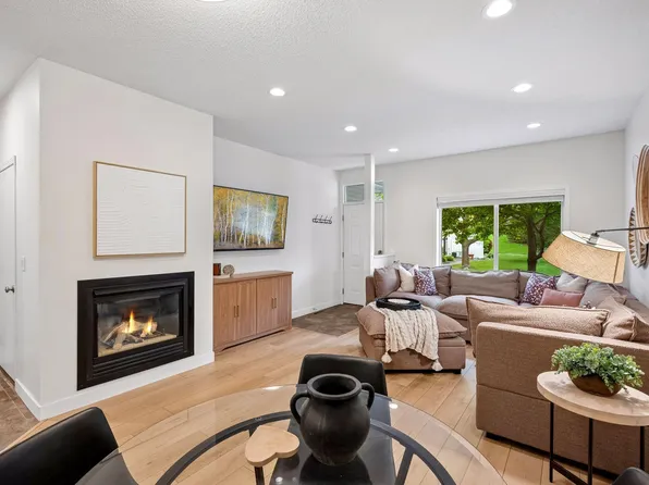 9004 Sawgrass Gln, Maple Grove, MN 55311