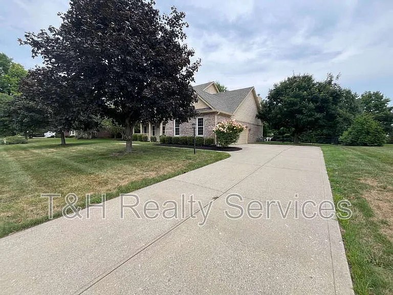 11451 Sutton Place Dr E — Photo 2