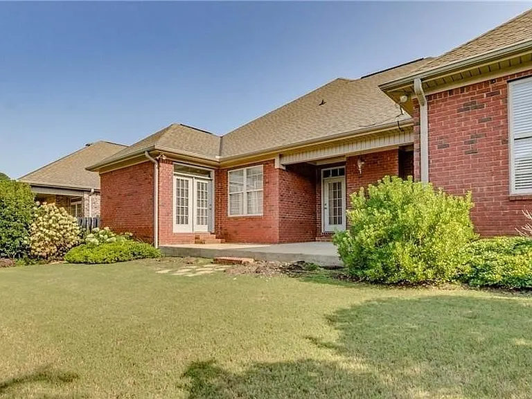 717 Greenbriar Dr — Photo 2