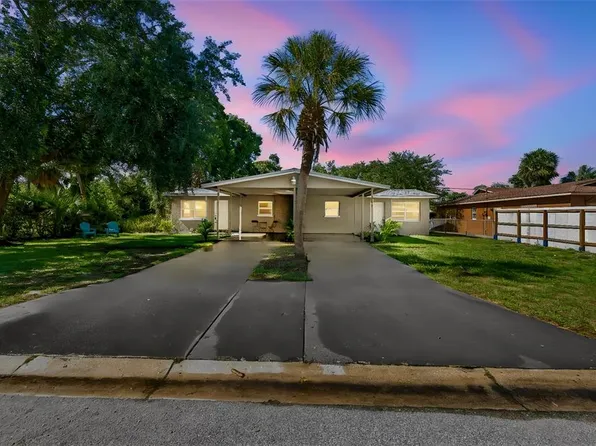 2105 46th Avenue Dr W, Bradenton, FL 34207