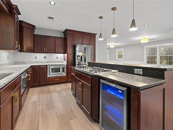5th image of 309 Woodland Way