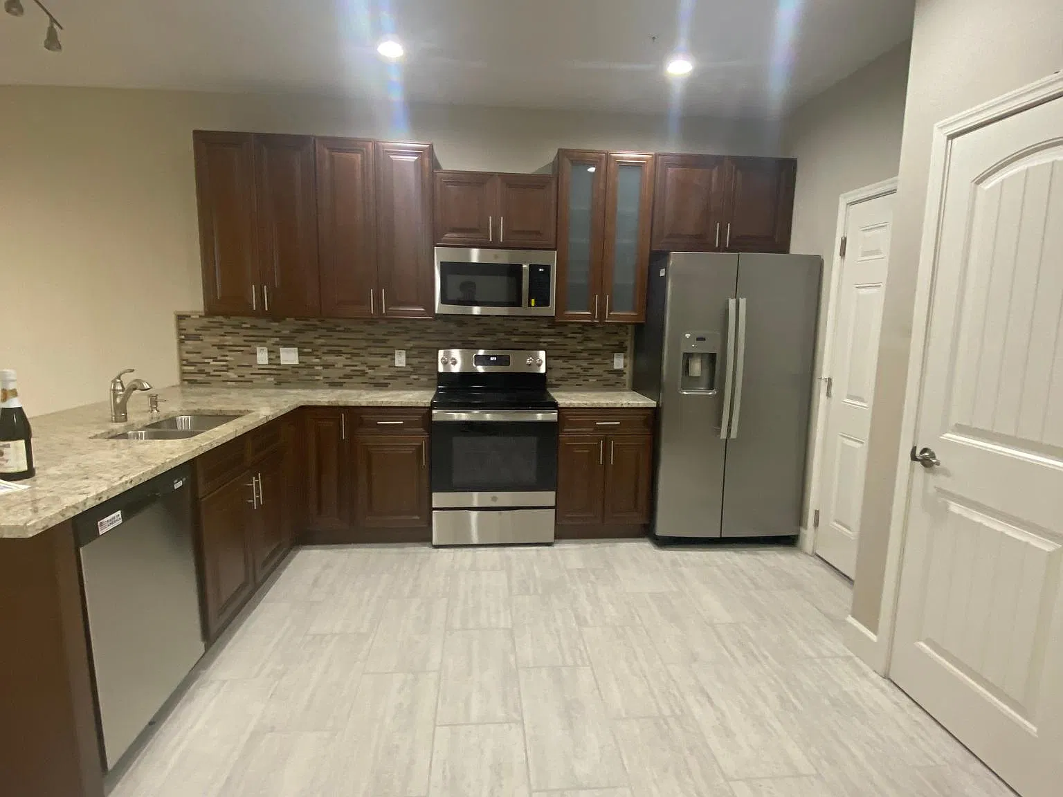 3 bed, 2.5 bath, 1501 sqft, $2,200 — Photo 3