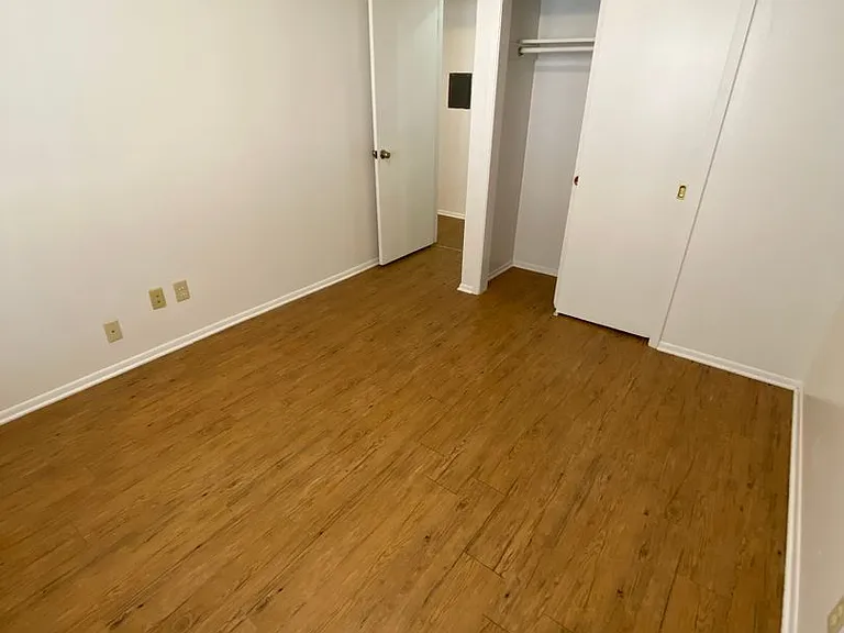 2400 Northwestern Ave — Photo 23
