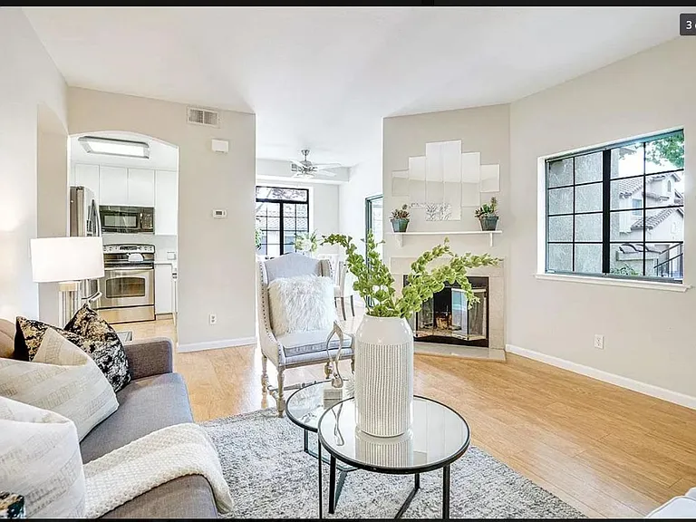24 Washington Square Dr — Photo 6