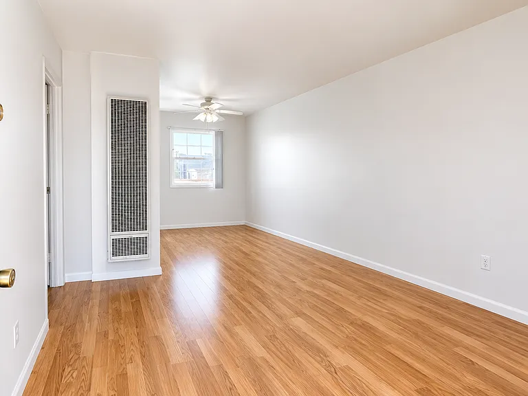 1258 1/2 Thomas Ave — Photo 1