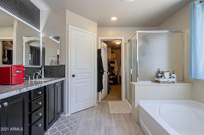 master bed bathroom
