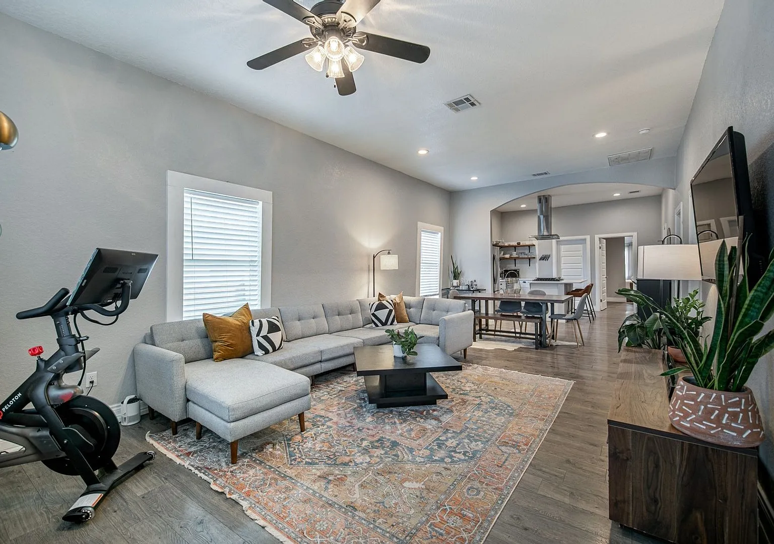 Charming 3BR 2BTH House Near Downtown San Antonio — Photo 1