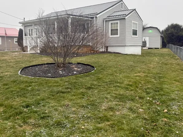 110 Selden St, Crab Orchard, WV 25827