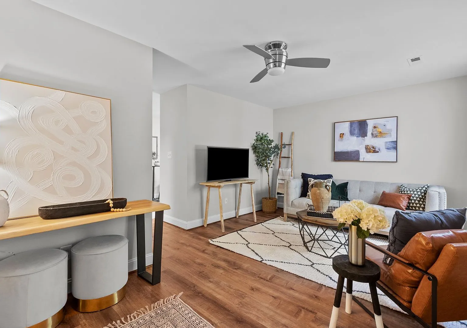 Spacious 1 Bed, 1 Bath apartment near Duke Campus and Hospital - Renovated & Pet Friendly! — Photo 4