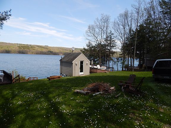 4 Bed Bunkhouse & Front yard