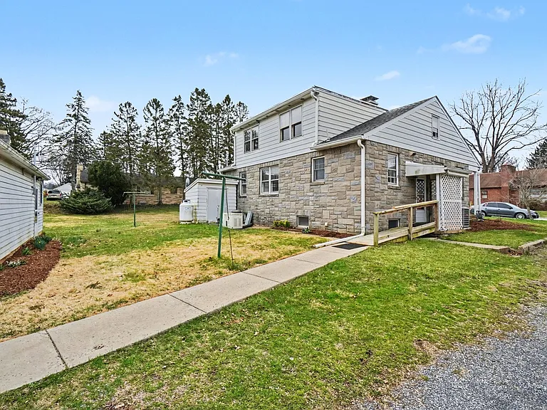1555 Locust St — Photo 25