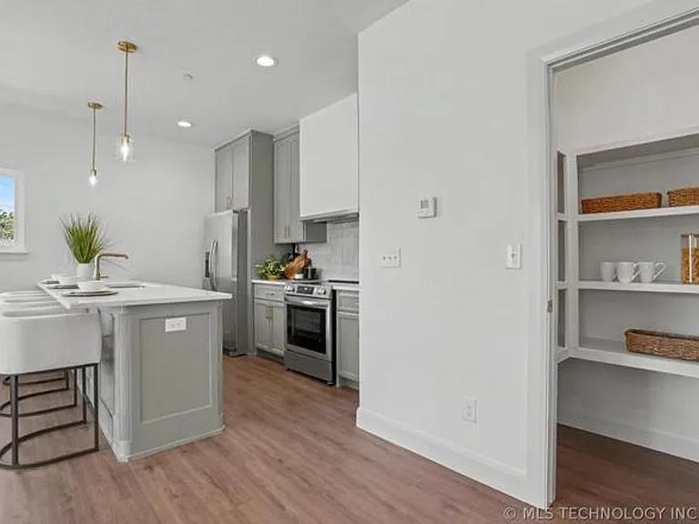 1379 E 13th St — Photo 12