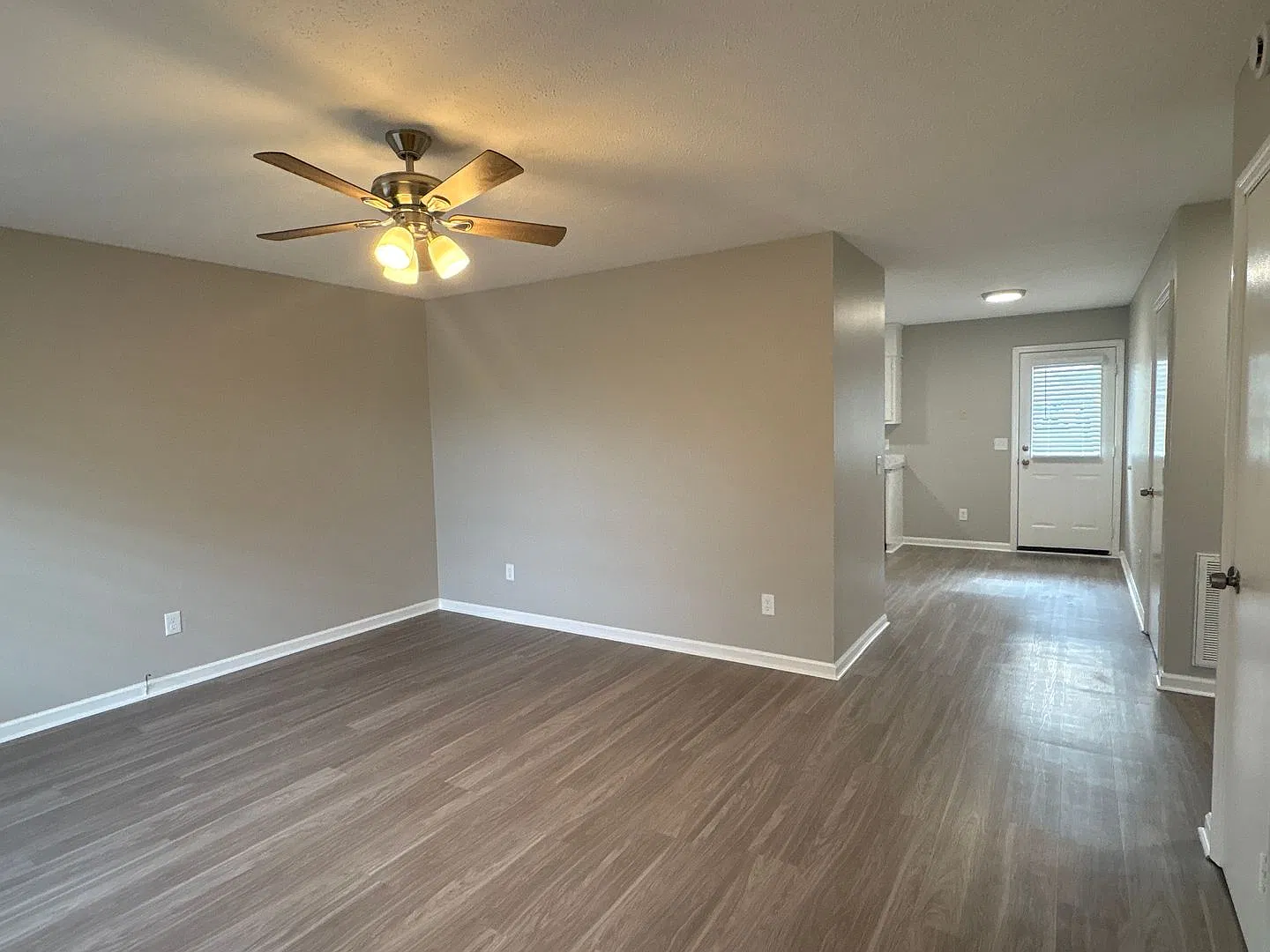 Freshly Renovated 2 Bedroom Duplex in Manchester! — Photo 4