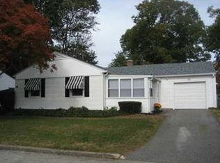 39 Robin Hood Dr, Riverside, RI 02915