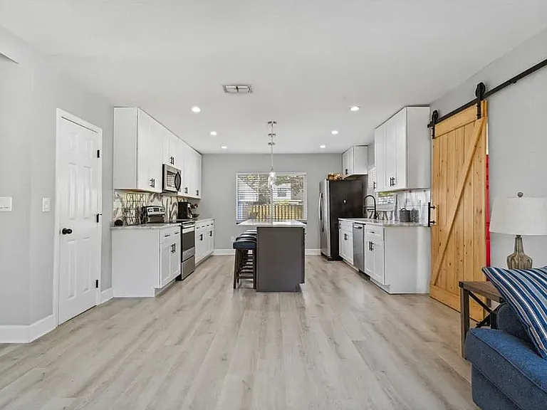 715 W Harlan St — Photo 5