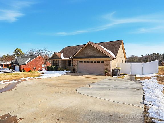 3rd image of 2122 Centergrove Rd