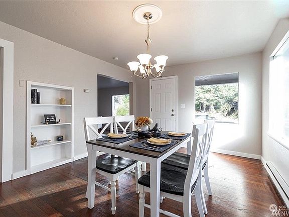 4th image of 813 Puget Street NE