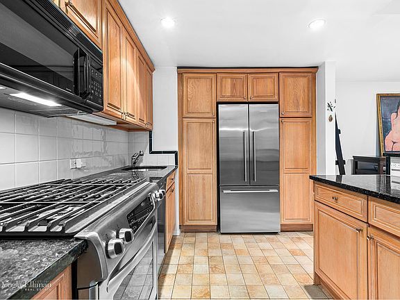5th image of 1562 York Ave #1L