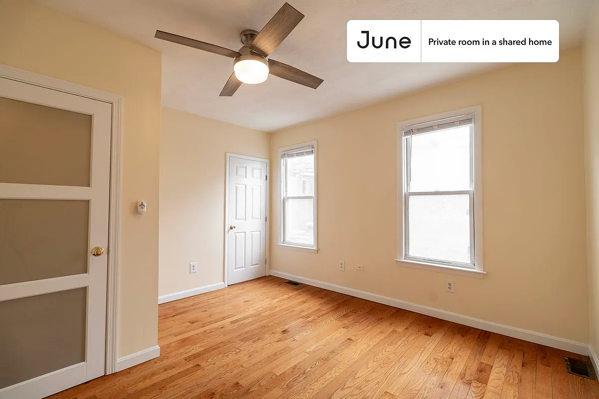 Queen bedroom in 3 bed/2 bath home in East Boston #1849 B — Photo 2