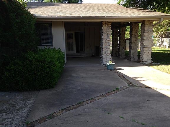 Large vaulted covered patio great for entertaining