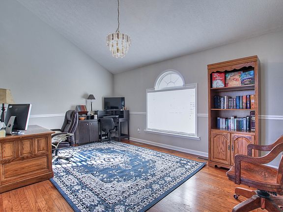 5th image of 807 W Thompson Ln