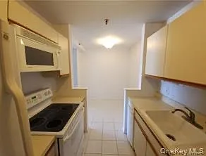15 Greenridge Ave #8C — Photo 4