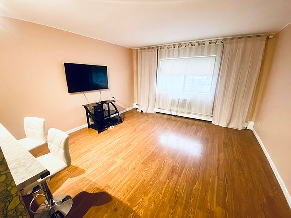 3rd image of 2 Elmwood Park Dr Floor 1